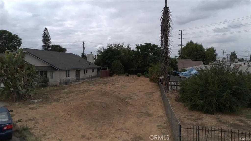 a view of a house with backyard and garden