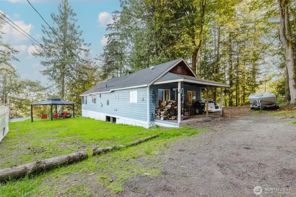 a view of a house with backyard porch and garden
