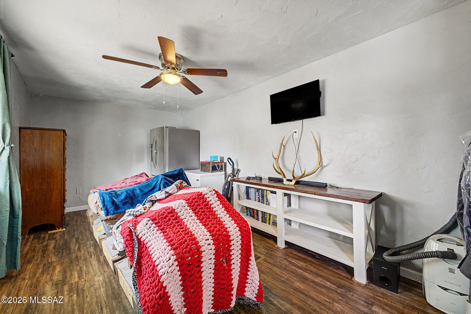 4231 East Pinal Street Tucson, AZ 85739 - Photo 21 of 36 a living room with a bed furniture and a flat screen tv