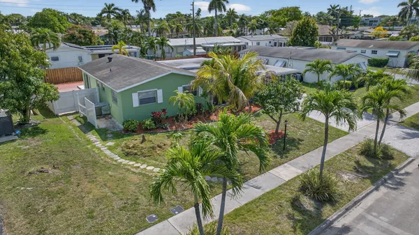 a view of a backyard