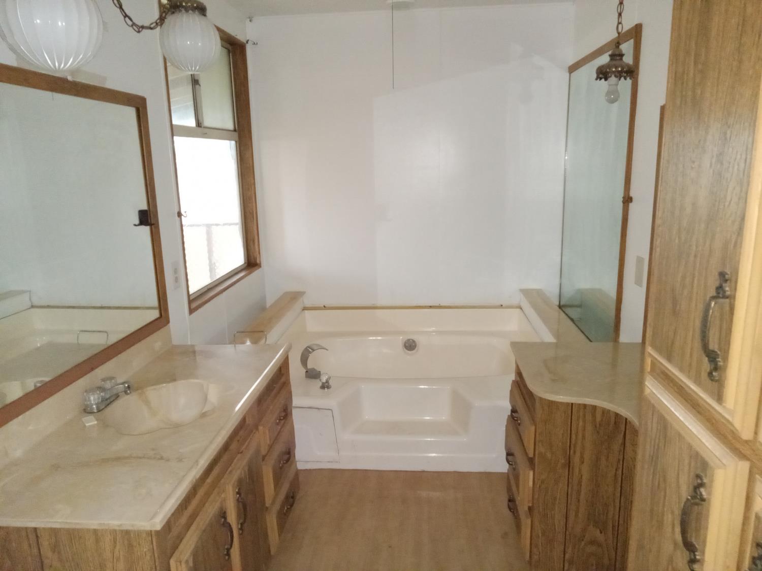 602 South Spruce Road Exeter, CA 93221 - Photo 24 of 28 a bathroom with a bathtub sink and a mirror