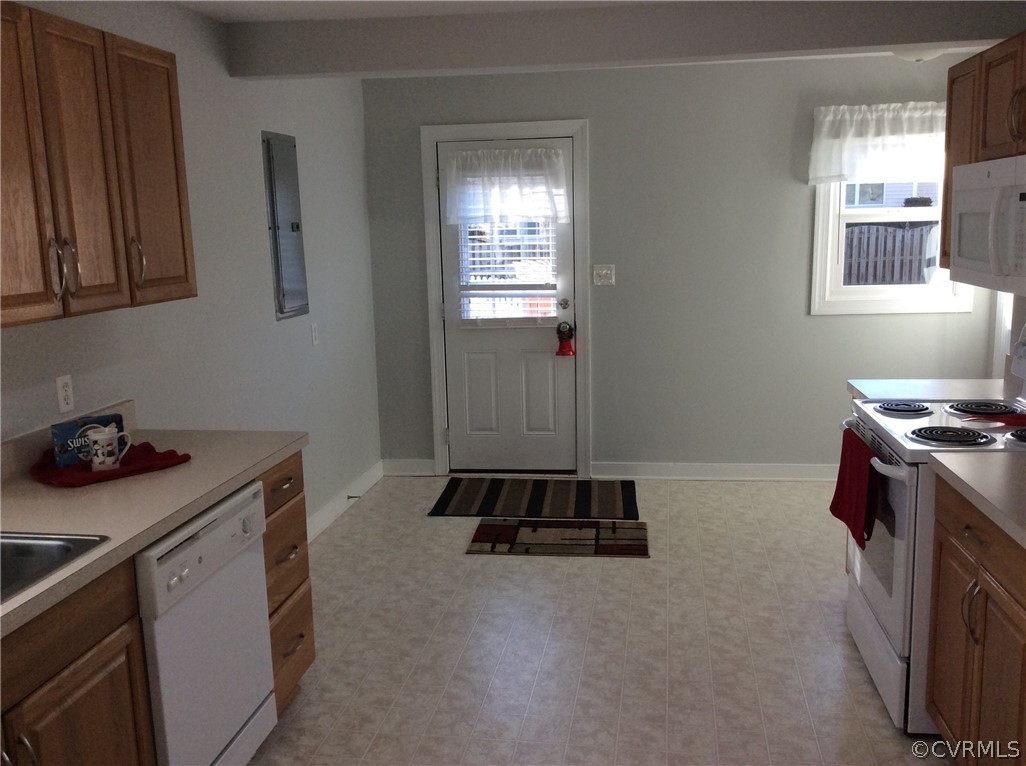 700 Courthouse Road North Chesterfield, VA 23236 - Photo 2 of 47 a kitchen with a stove and a window