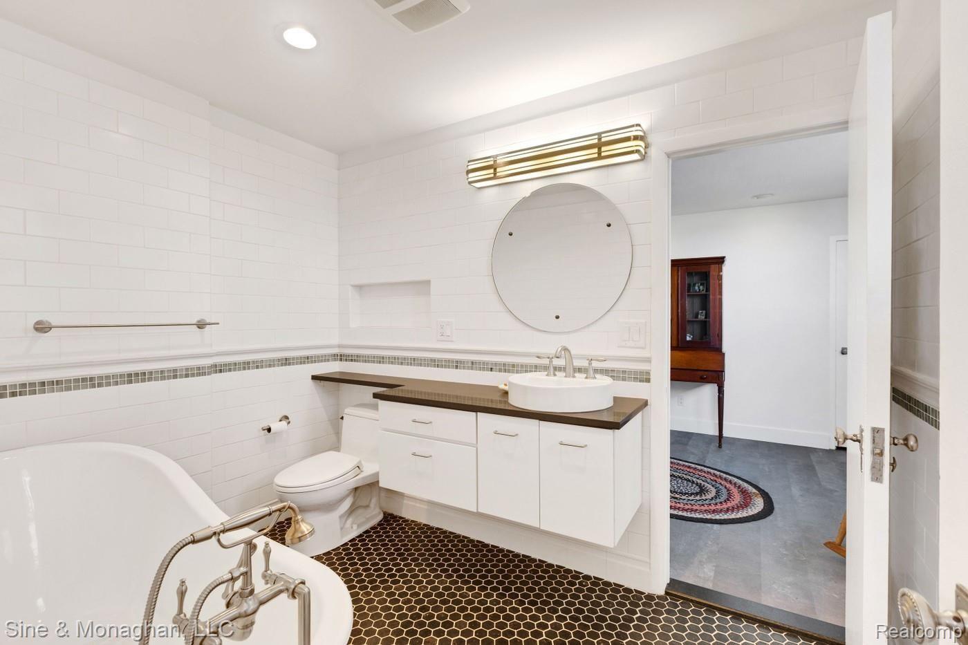 10 Provencal Road Grosse Pointe, MI 48236 - Photo 60 of 94 10-provencal-bath between 2nd and 3rd bedroom.jpg