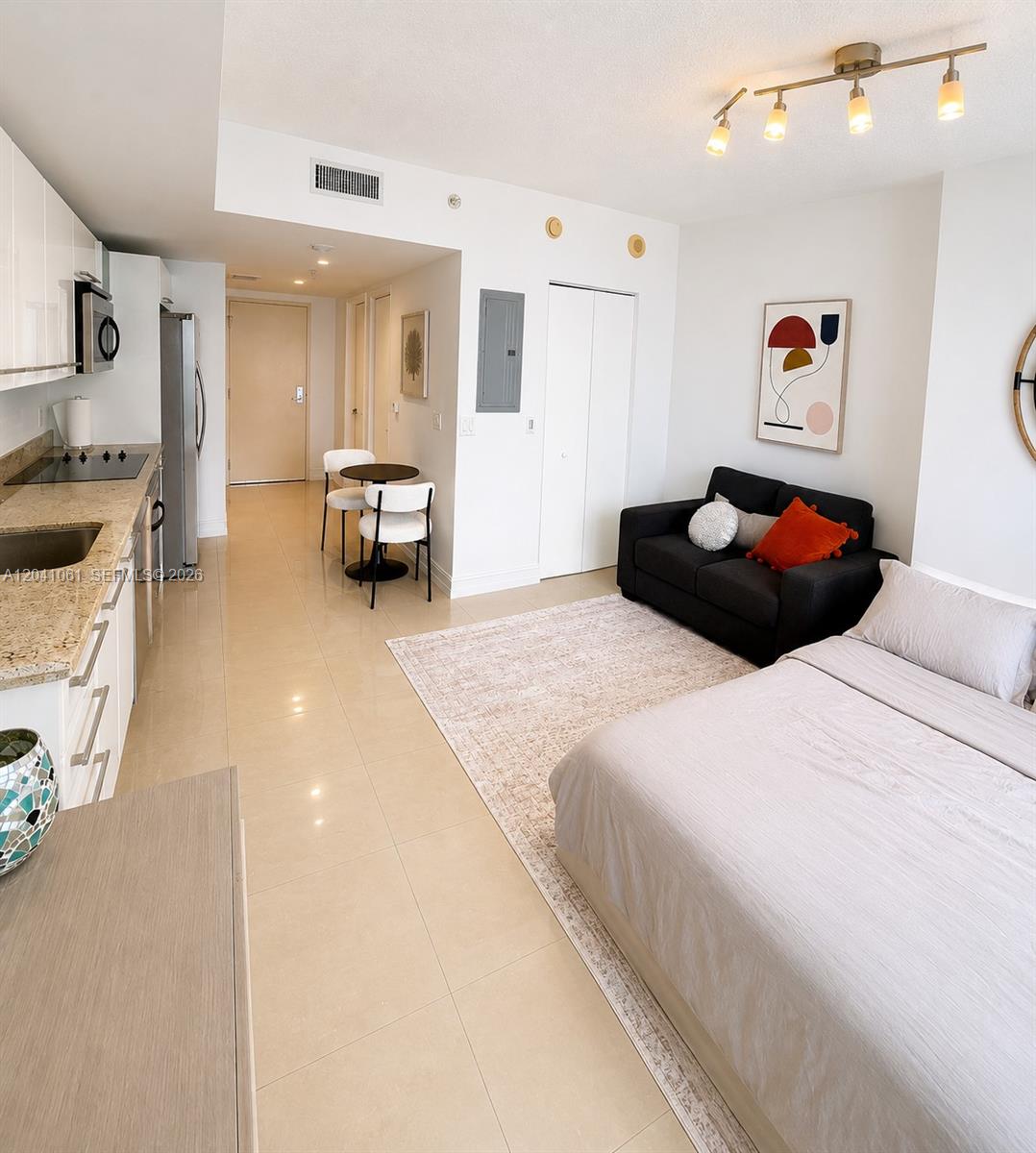 185 Southwest 7th Street, Unit 2706 Miami, FL 33130 - Photo 2 of 7