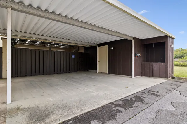a view of a house with backyard and garden