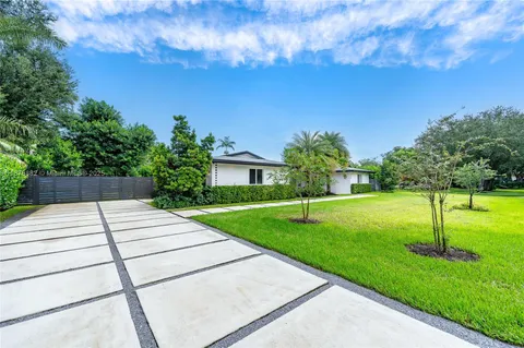 a view of a backyard