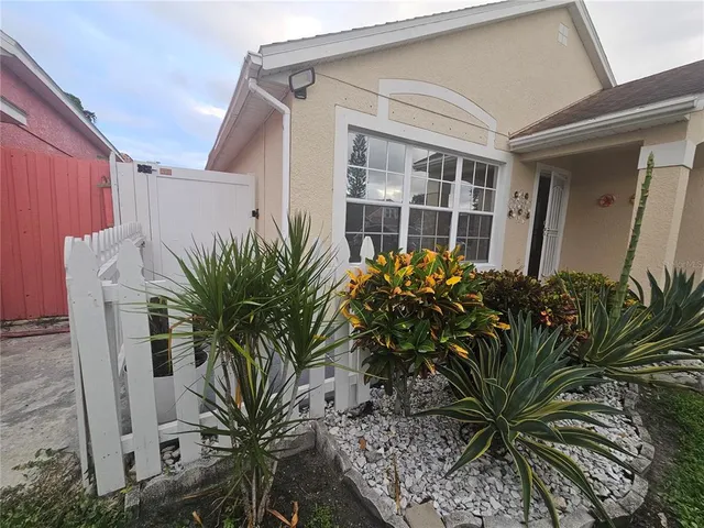 a view of a house with a backyard