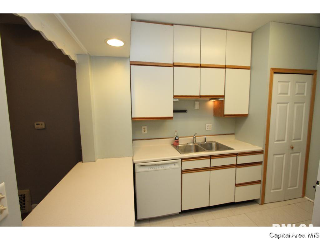 1832 South Pasfield Street Springfield, IL 62704 - Photo 3 of 17 Gallery Image 3