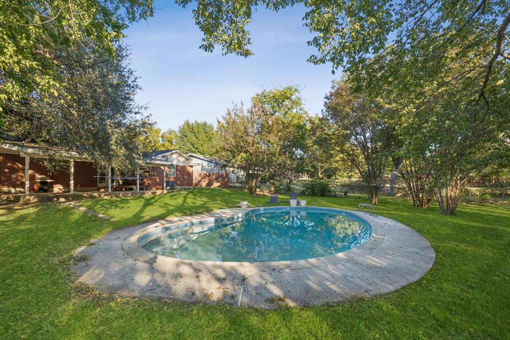 1602 England Road Arlington, TX 76013 - Photo 23 of 27 a view of a fountain in front of a house with a fountain