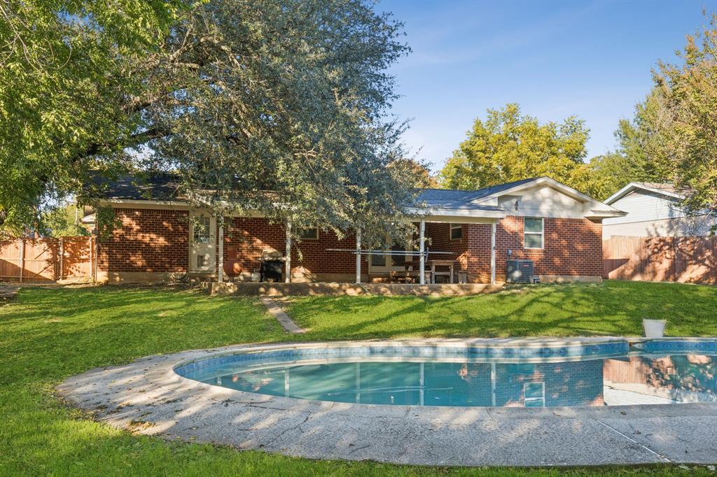 1602 England Road Arlington, TX 76013 - Photo 26 of 27 front view of a house with a yard