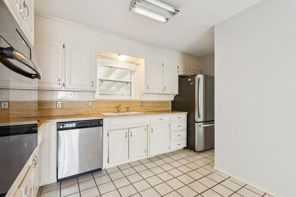 1602 England Road Arlington, TX 76013 - Photo 7 of 27 a kitchen with granite countertop cabinets and steel stainless steel appliances