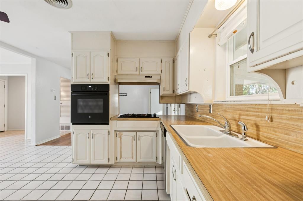 1602 England Road Arlington, TX 76013 - Photo 8 of 27 a kitchen with a sink stove and cabinets