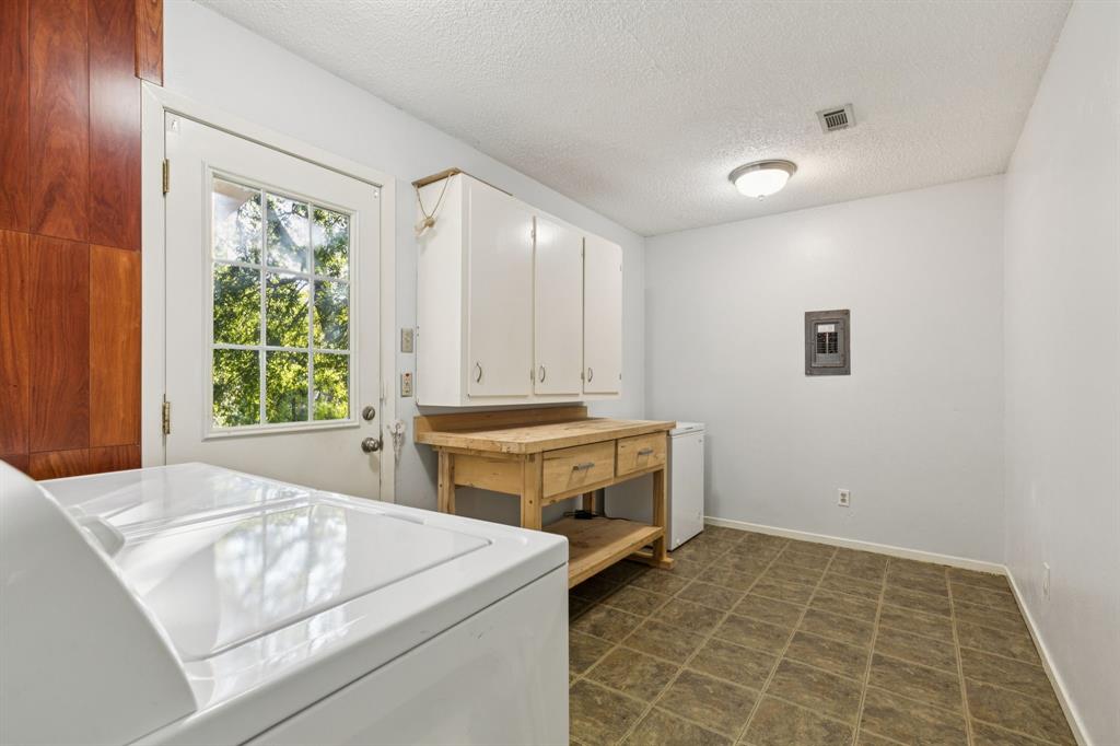 1602 England Road Arlington, TX 76013 - Photo 9 of 27 a room with a bed and a window