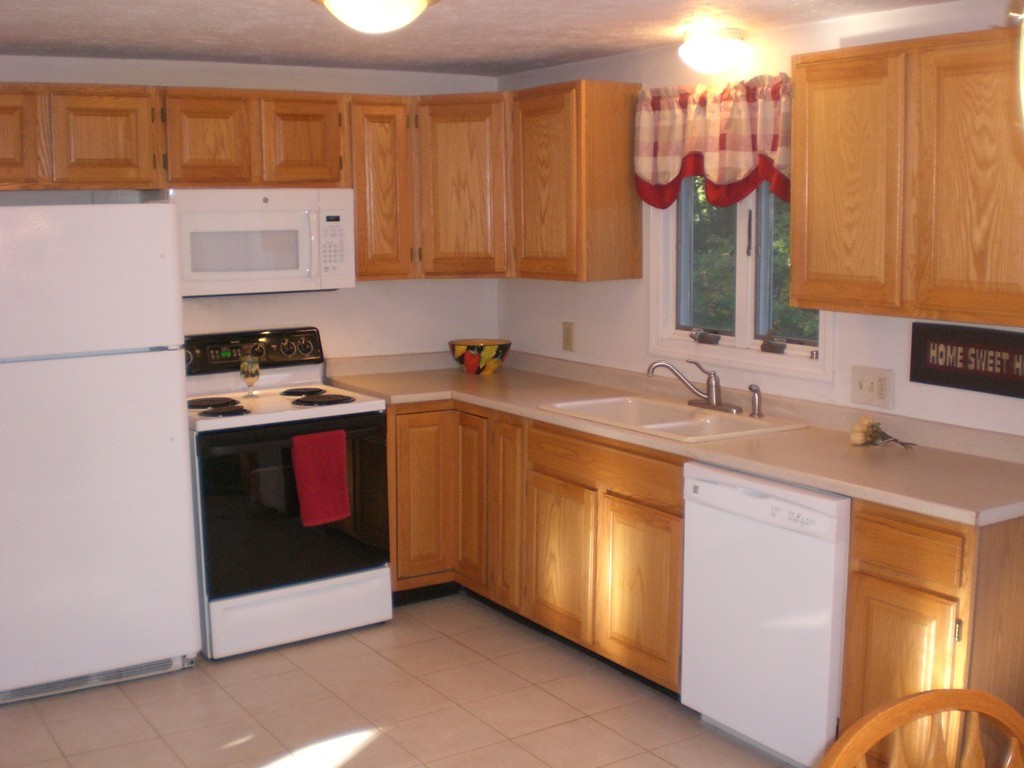 36 Whiting Road Oxford, MA 01540 - Photo 5 of 28