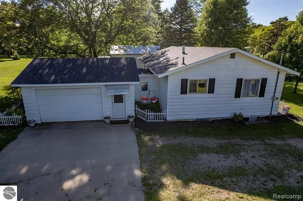 6365 West Airline Road Weidman, MI 48893 - Photo 3 of 31