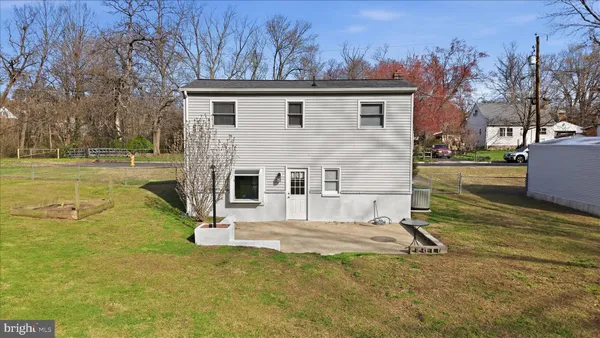 a view of a house with backyard and trees