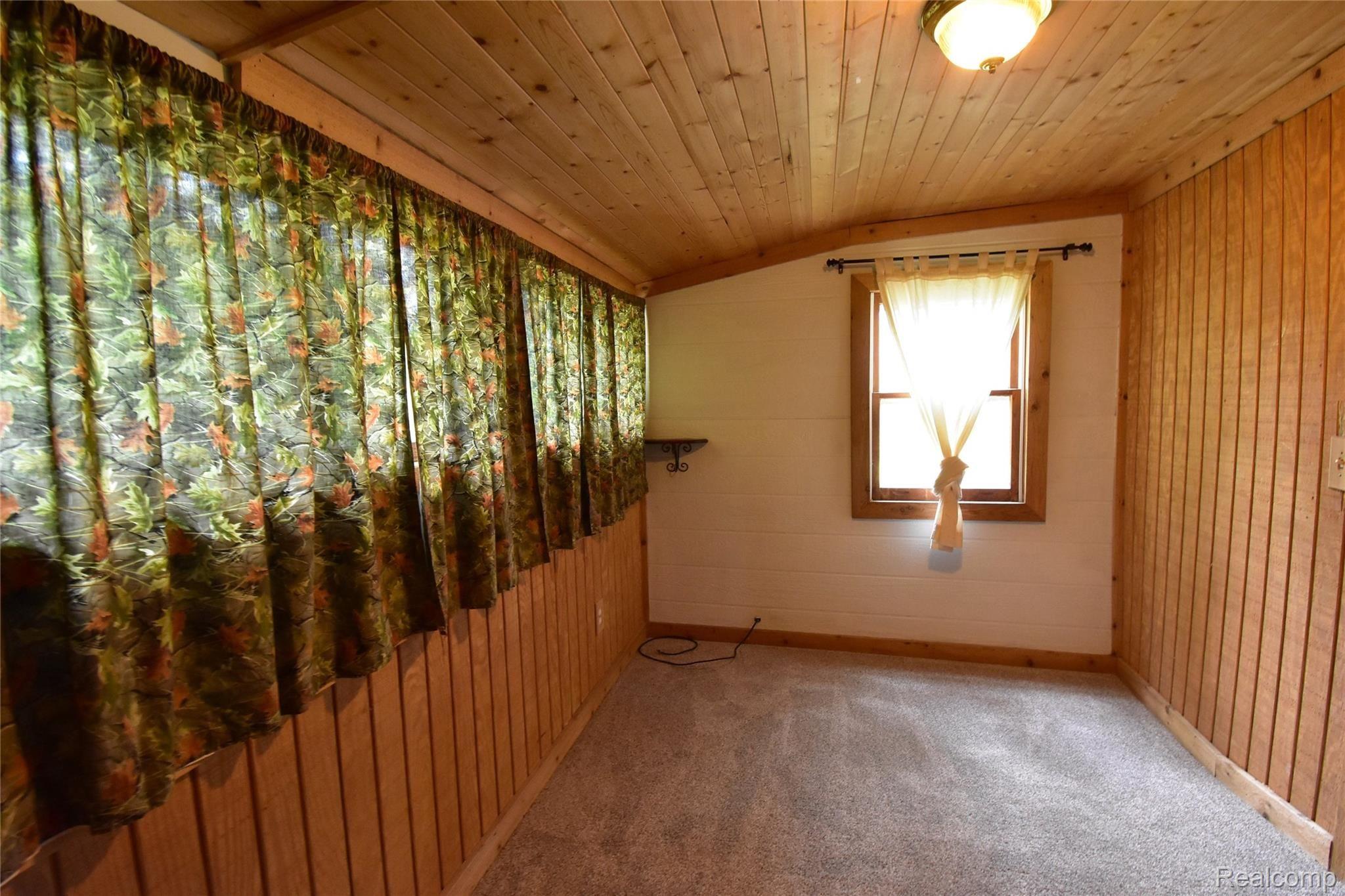 11361 Hillside Pinckney, MI 48169 - Photo 15 of 22 16 BEDROOM 3.JPG