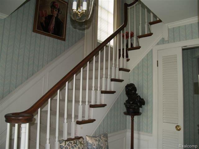 910 Whittier Road Grosse Pointe, MI 48230 - Photo 2 of 9 Foyer