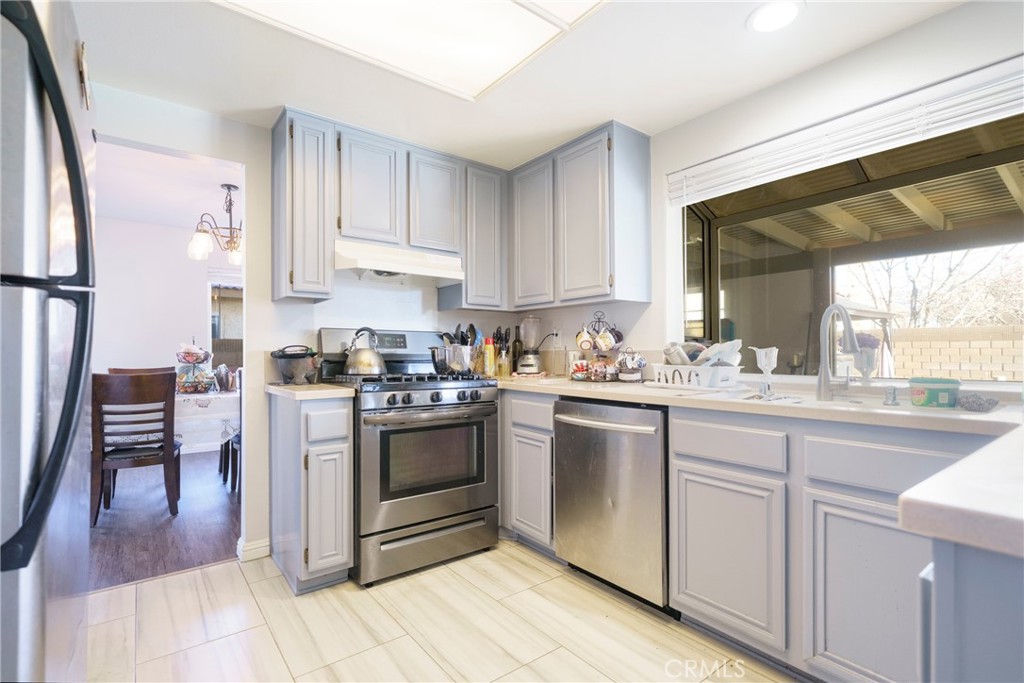 43922 Fallon Drive Lancaster, CA 93535 - Photo 20 of 36 a kitchen with granite countertop white cabinets and white appliances