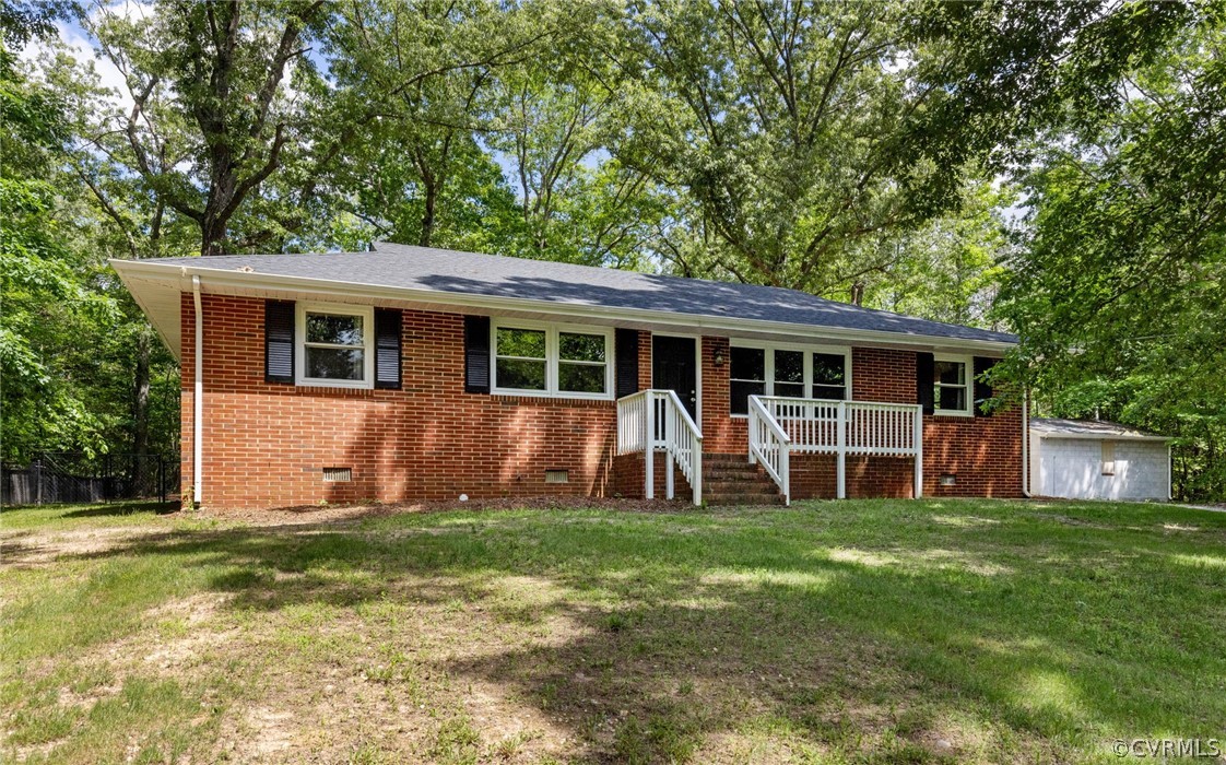 6286 McClellan Road Mechanicsville, VA 23111 - Photo 2 of 29 a front view of house with yard and green space