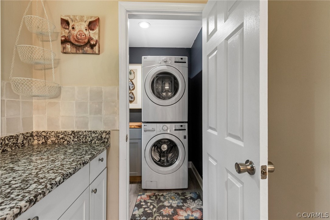 6286 McClellan Road Mechanicsville, VA 23111 - Photo 21 of 29 a utility room with dryer and washer