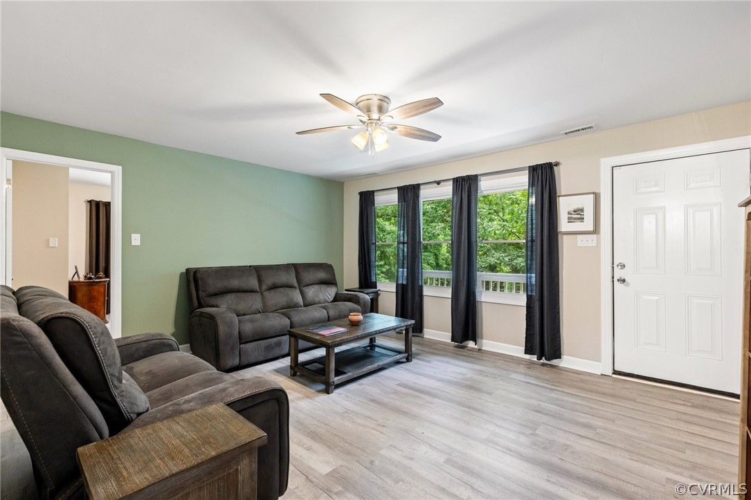 6286 McClellan Road Mechanicsville, VA 23111 - Photo 4 of 29 a living room with furniture and a large window