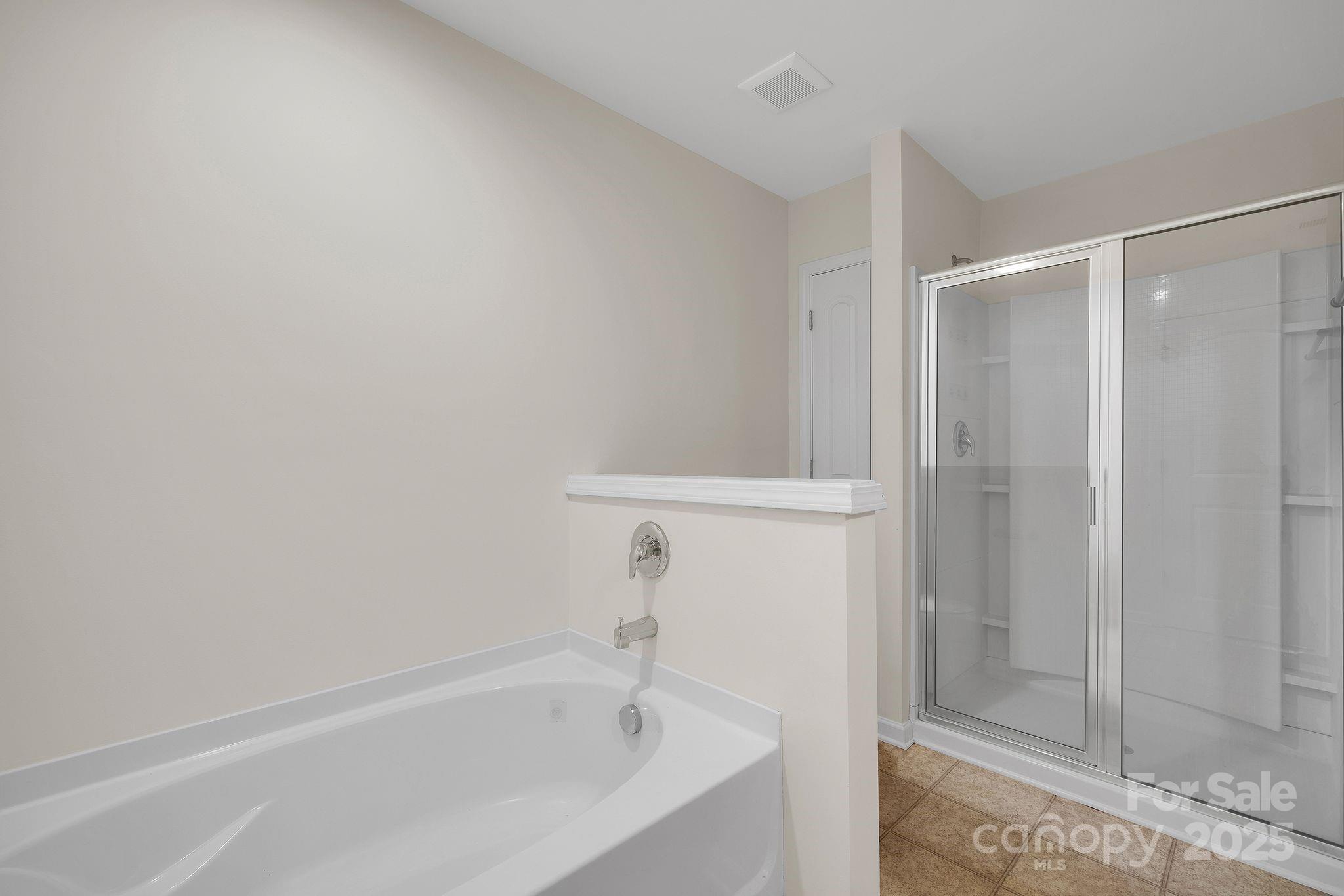 6439 Prosperity Church Road Charlotte, NC 28269 - Photo 27 of 46 a bathroom with a bathtub