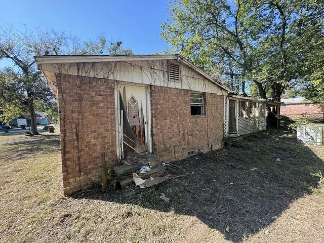 a view of a backyard