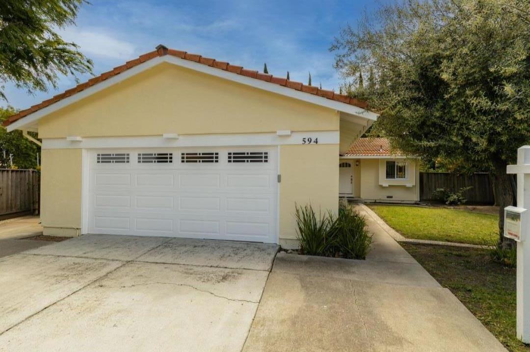 a view of a house with a yard