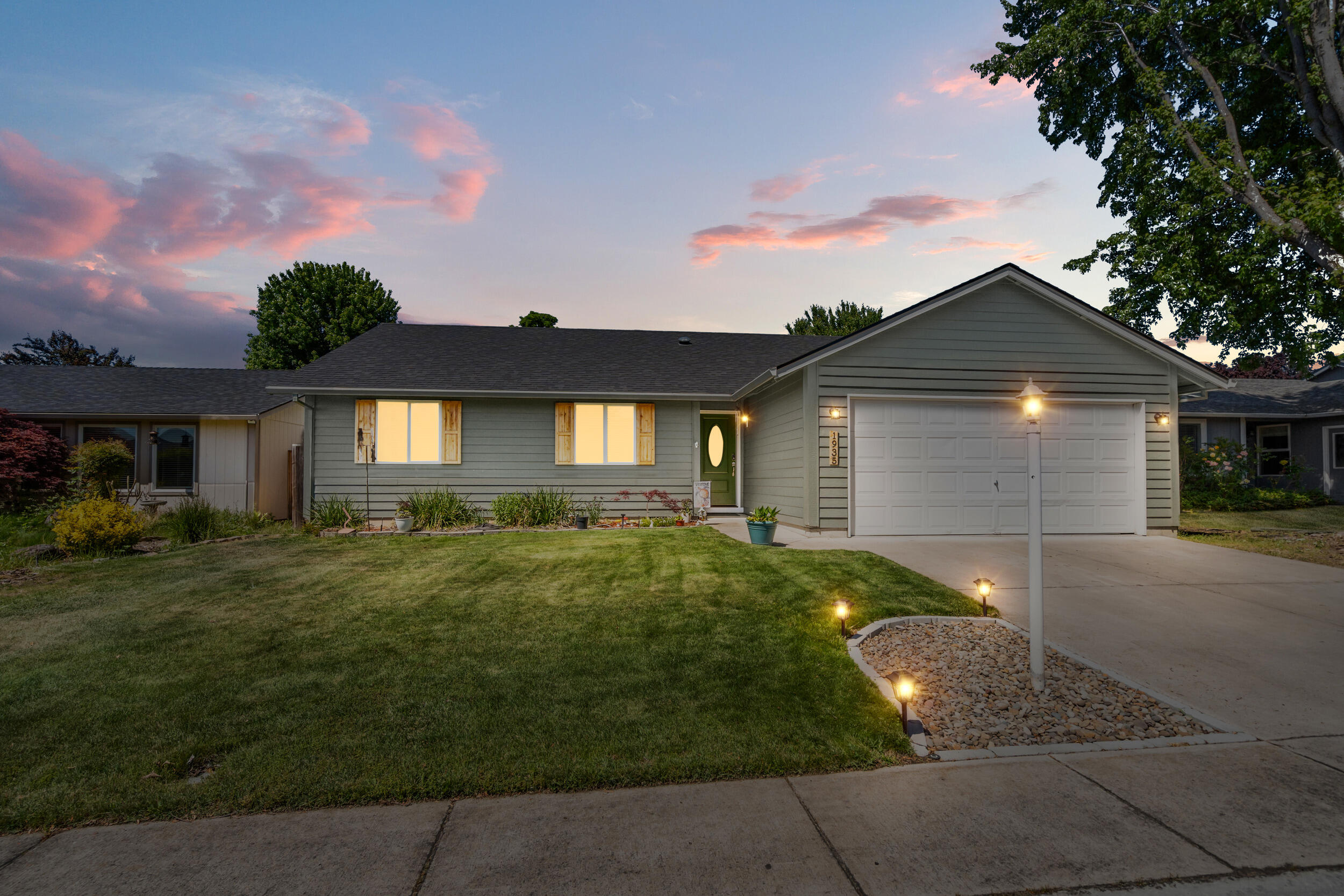 1935 Walnut Grove Lane Central Point, OR 97502 - Photo 41 of 46 41_1935-walnut-grove-ln-twilight-02