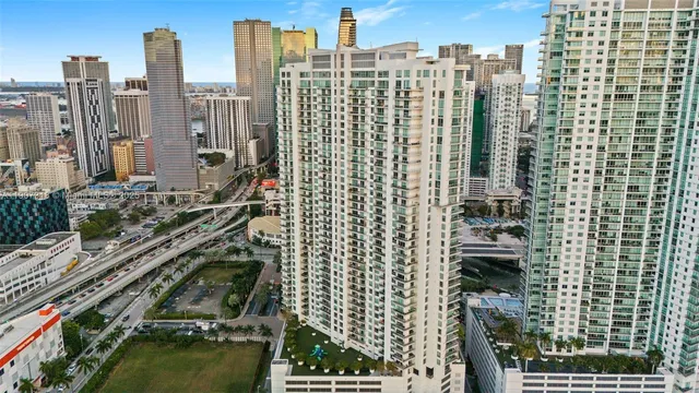$2,995,000 | 90 Southwest 3rd Street, Unit PH15, Miami, FL 33130