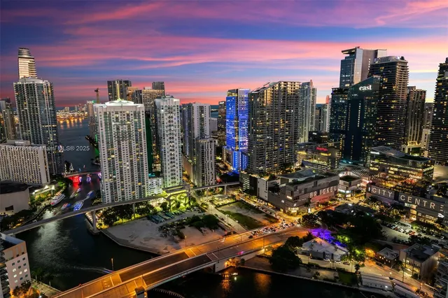 $2,995,000 | 90 Southwest 3rd Street, Unit PH15, Miami, FL 33130