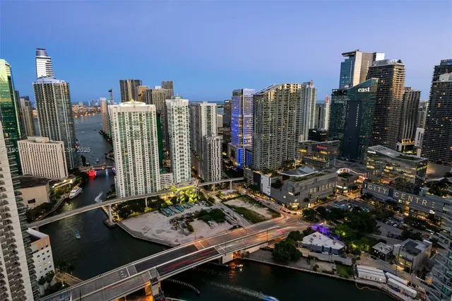 $2,995,000 | 90 Southwest 3rd Street, Unit PH15, Miami, FL 33130