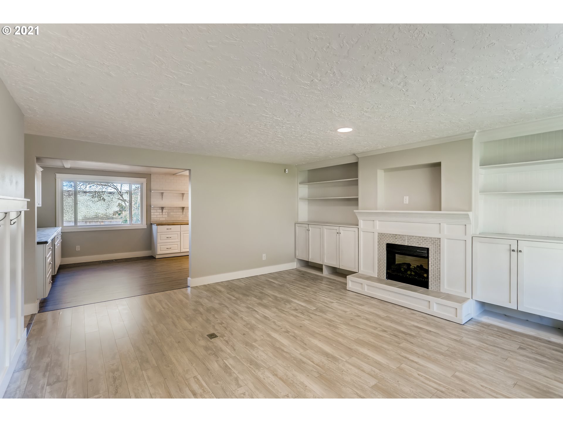 7848 Southwest 166th Place Beaverton, OR 97007 - Photo 5 of 32 Gallery Image 5
