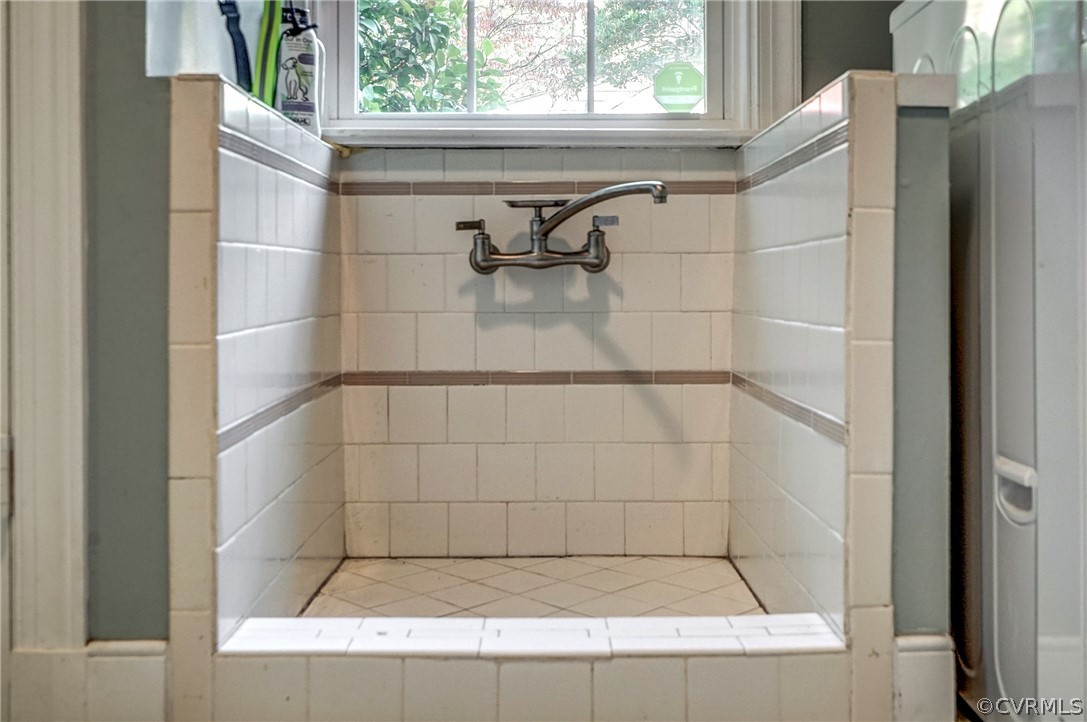 8430 Cherokee Road Richmond, VA 23235 - Photo 28 of 48 Pet Washing Station in Mudroom/Laundry
