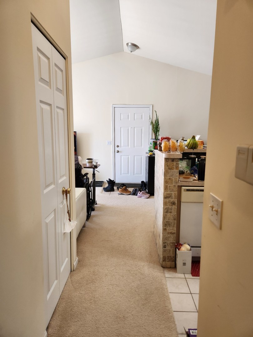 670 Mill Circle, Unit 305 Wheeling, IL 60090 - Photo 11 of 16 a view of an entryway with workspace