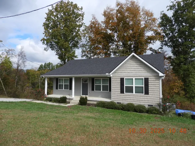 a view of a house with backyard