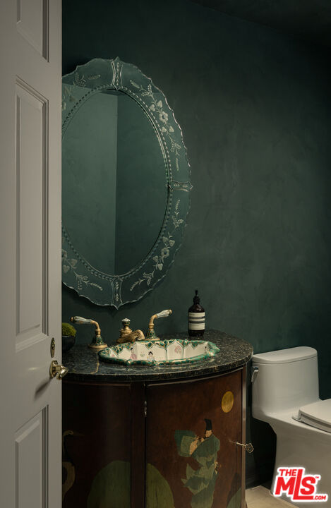 10724 Wilshire Boulevard, Unit 1501 Los Angeles, CA 90024 - Photo 27 of 38 a close view of light bulb