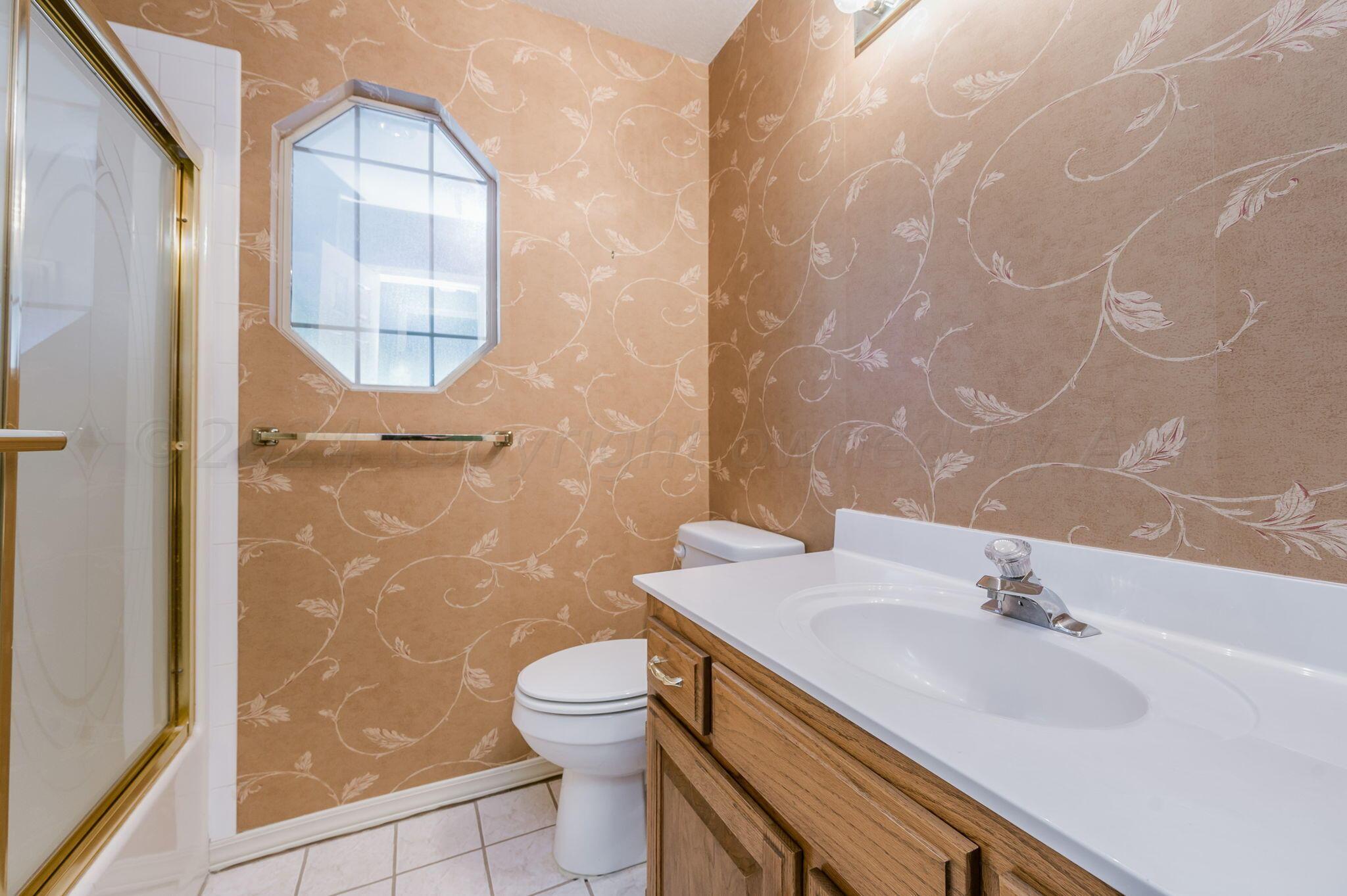 6023 Belpree Road Amarillo, TX 79106 - Photo 14 of 19 Hall Bathroom