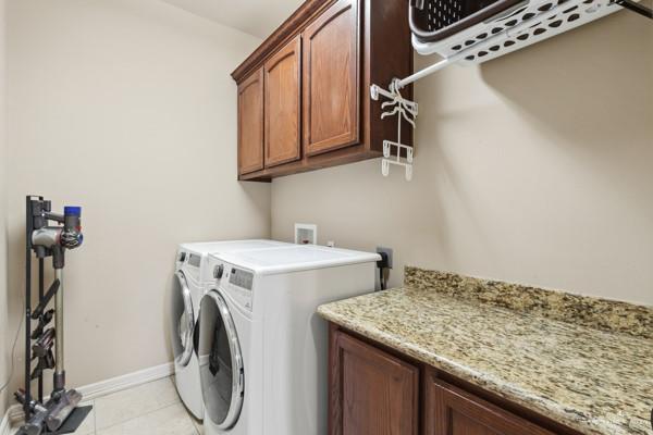 1405 Eva Street Edinburg, TX 78539 - Photo 7 of 18 a utility room with dryer and washer