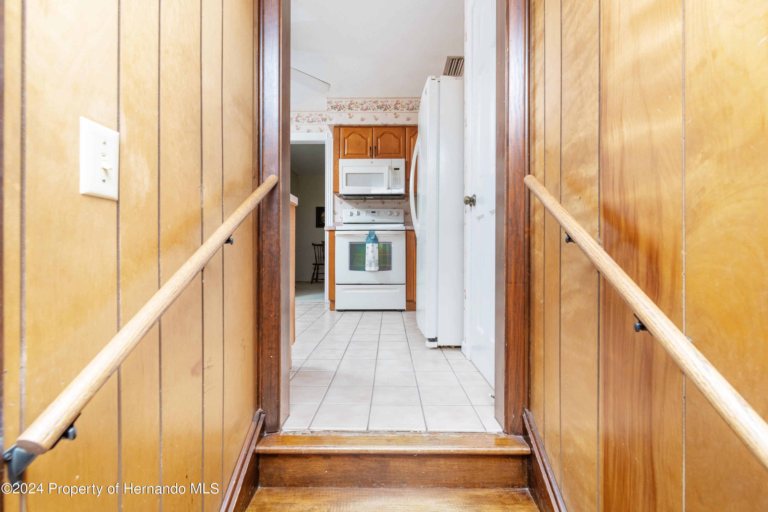 23019 Grubbs Road Brooksville, FL 34601 - Photo 28 of 45 Kitchen entrance