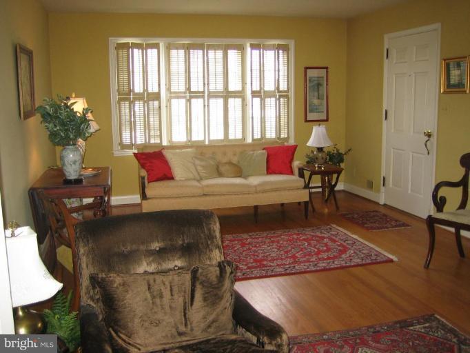 6627 Loch Hill Road Baltimore, MD 21239 - Photo 2 of 24 Living Room