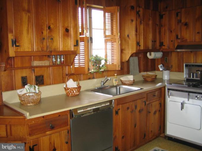 6627 Loch Hill Road Baltimore, MD 21239 - Photo 11 of 24 Kitchen