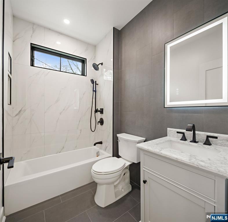 45 Riverview Terrace Mahwah, NJ 07430 - Photo 15 of 25 a bathroom with a toilet sink and bathtub