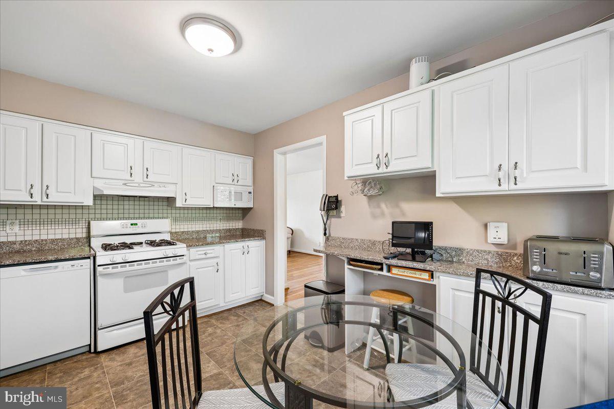 1421 Morningside Drive Silver Spring, MD 20904 - Photo 3 of 37 Kitchen eat-in area