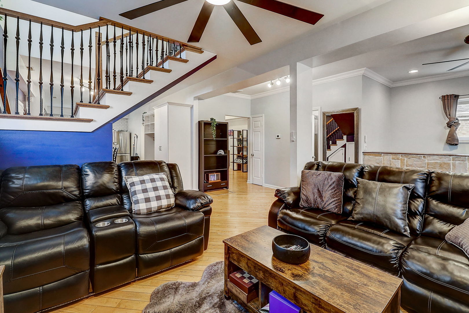 4045 Ruby Street Schiller Park, IL 60176 - Photo 10 of 33 a living room with furniture