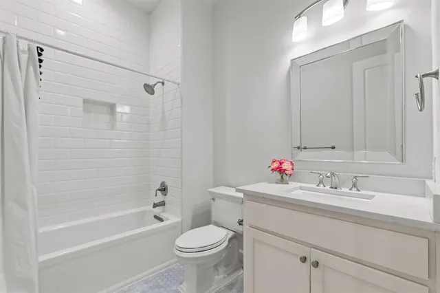 $2,825,000 | 7137 Meadow Lake Avenue, Dallas, TX 75214