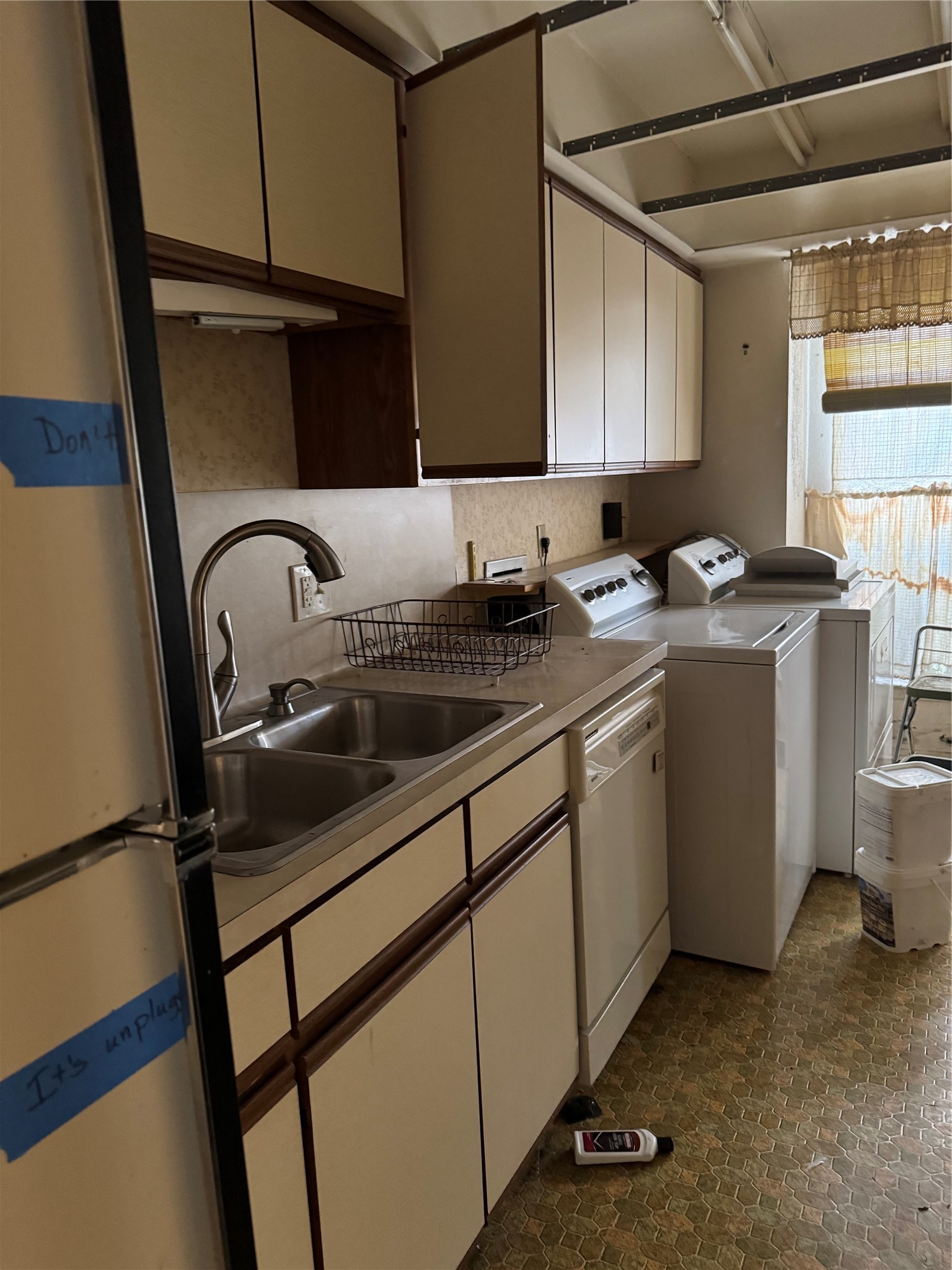 7815 Grove Ridge Drive Houston, TX 77061 - Photo 20 of 28 a utility room with sink dryer and washer