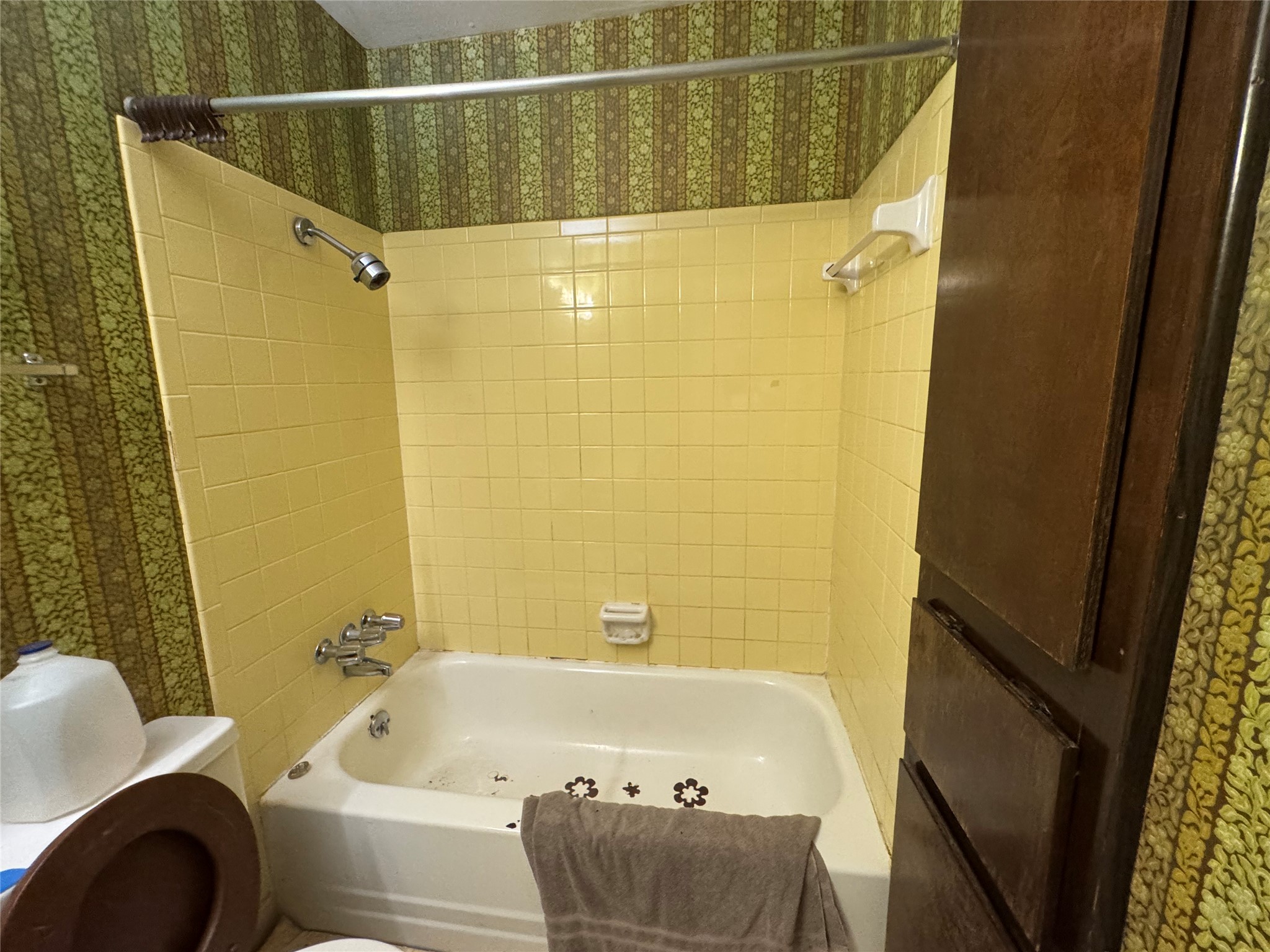 7815 Grove Ridge Drive Houston, TX 77061 - Photo 4 of 28 a bathroom with a tub a sink and a toilet