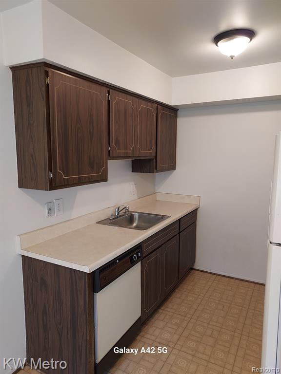 30010 Utica Road, Unit 5 Roseville, MI 48066 - Photo 6 of 14